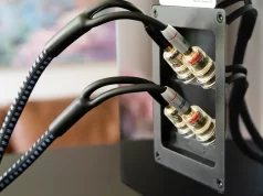 Đấu cùng lúc hai ampli vào một loa có được không?