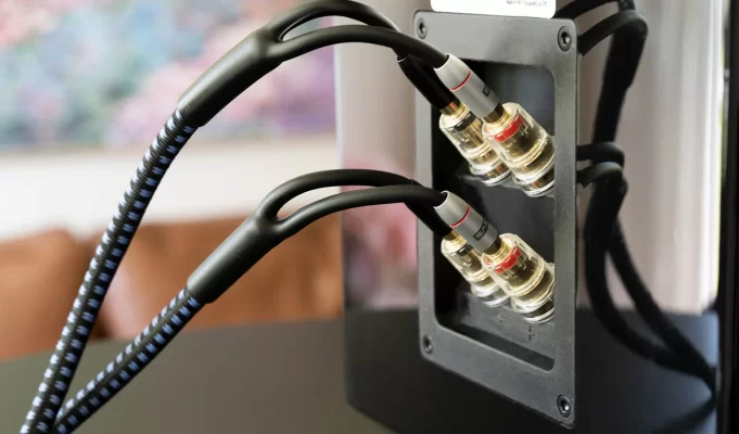 Đấu cùng lúc hai ampli vào một loa có được không?